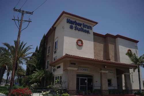 Days Inn & Suites by Wyndham Anaheim Resort - image 3
