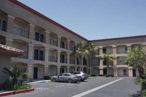 Days Inn & Suites by Wyndham Anaheim Resort - image 35