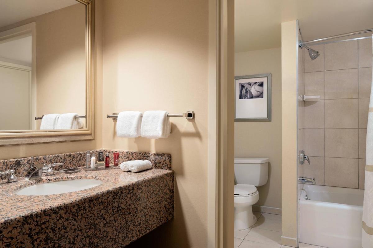 Anaheim Marriott Suites - image 3