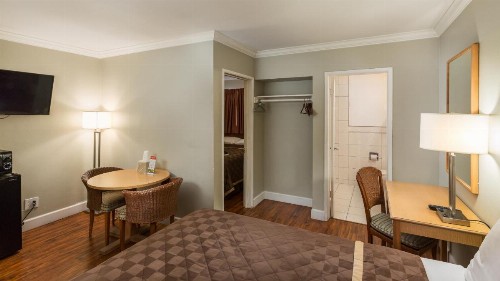 Harbor Motel - image 11