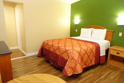 Tropic Lodge - image 18