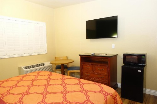 Tropic Lodge - image 20