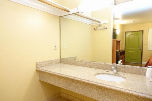 Tropic Lodge - image 32