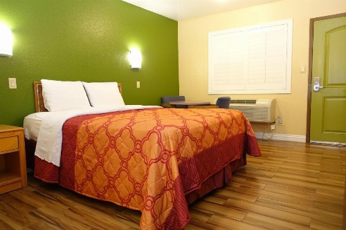 Tropic Lodge - image 34