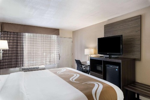 Quality Inn - image 2