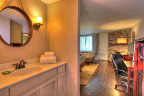River Edge Inn - image 5