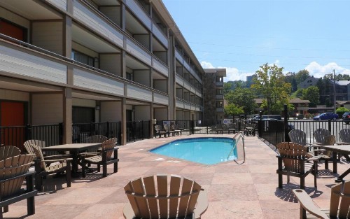 Howard Johnson by Wyndham Downtown Gatlinburg - image 10