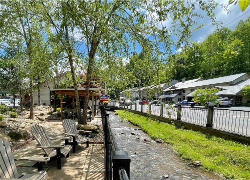Howard Johnson by Wyndham Downtown Gatlinburg - image 15