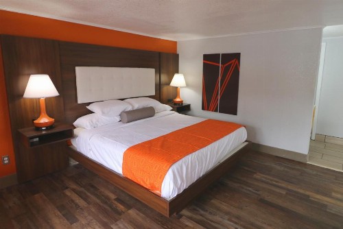 Howard Johnson by Wyndham Downtown Gatlinburg - image 16