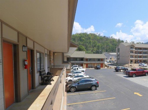 Howard Johnson by Wyndham Downtown Gatlinburg - image 17