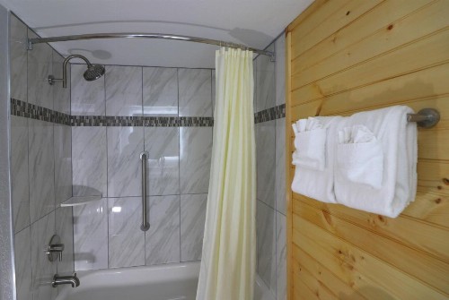 Howard Johnson by Wyndham Downtown Gatlinburg - image 22