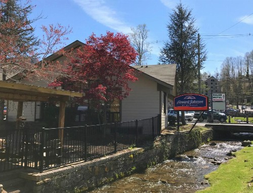 Howard Johnson by Wyndham Downtown Gatlinburg - image 26