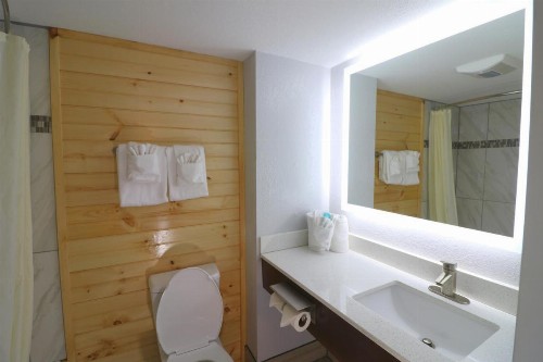 Howard Johnson by Wyndham Downtown Gatlinburg - image 7