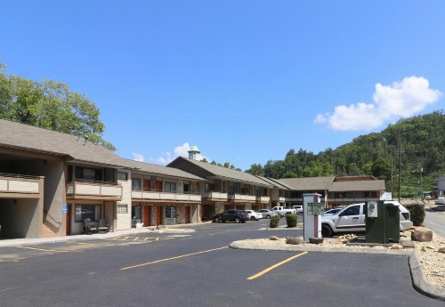 Howard Johnson by Wyndham Downtown Gatlinburg - image 9