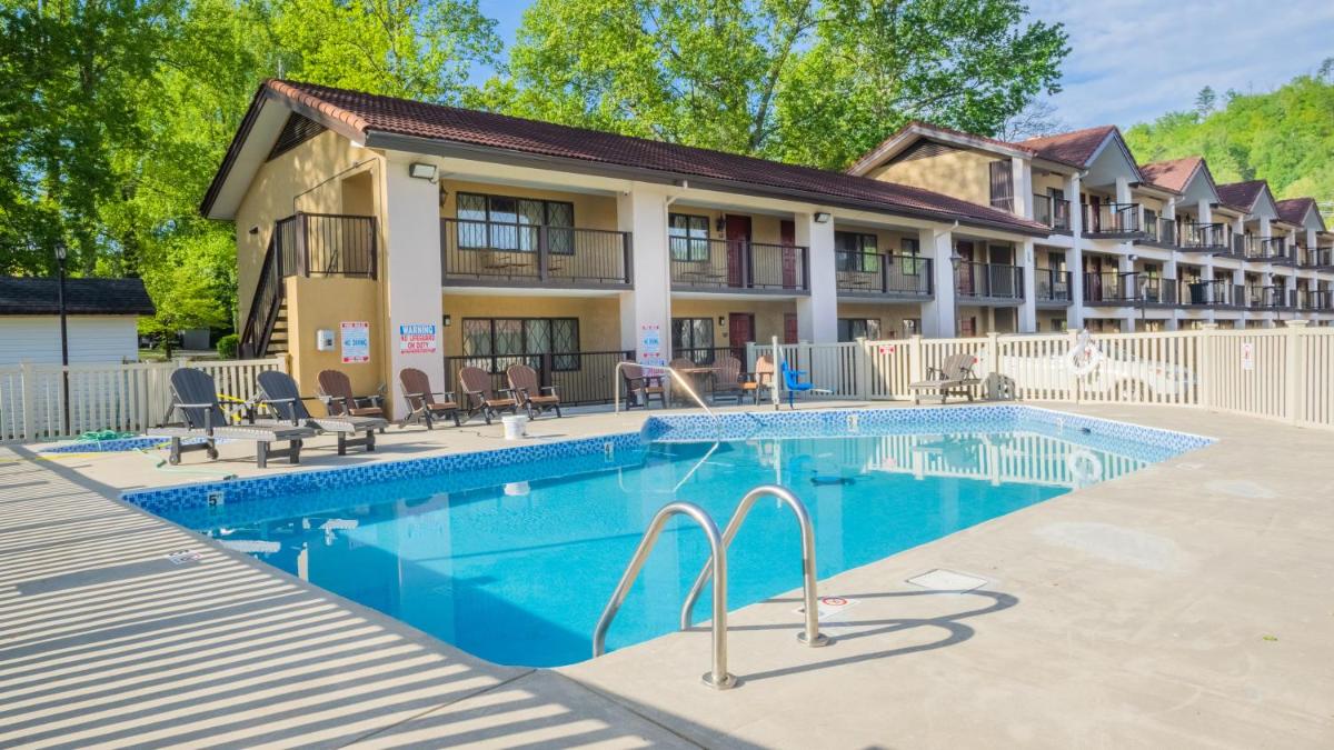 Super 8 by Wyndham Downtown Gatlinburg at Convention Center - main image