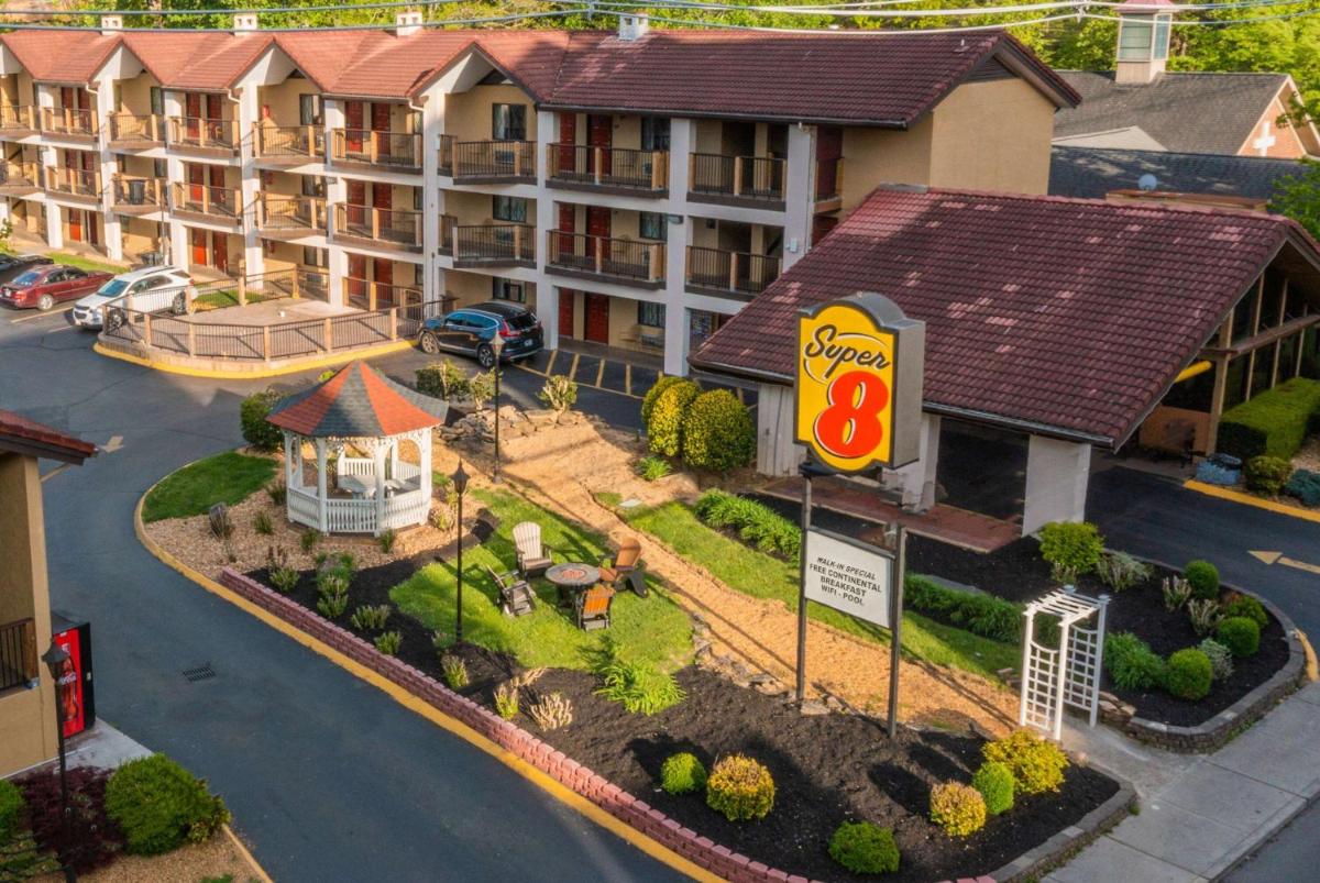 Super 8 by Wyndham Downtown Gatlinburg at Convention Center - image 2