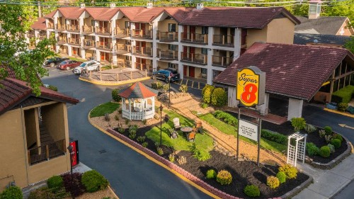 Super 8 by Wyndham Downtown Gatlinburg at Convention Center - image 27