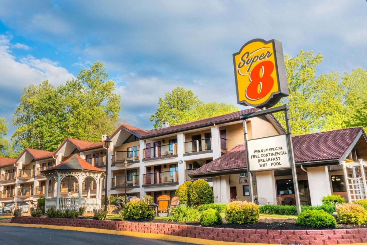 Super 8 by Wyndham Downtown Gatlinburg at Convention Center - image 3
