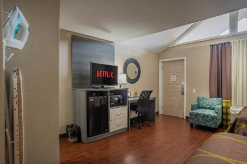 Super 8 by Wyndham Downtown Gatlinburg at Convention Center - image 35