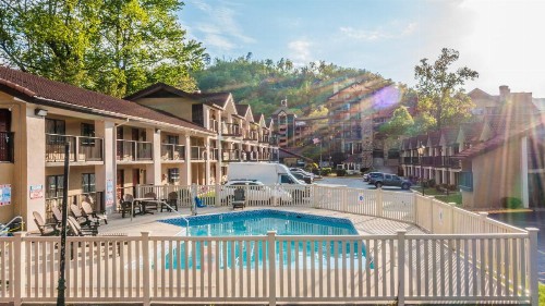 Super 8 by Wyndham Downtown Gatlinburg at Convention Center - image 36