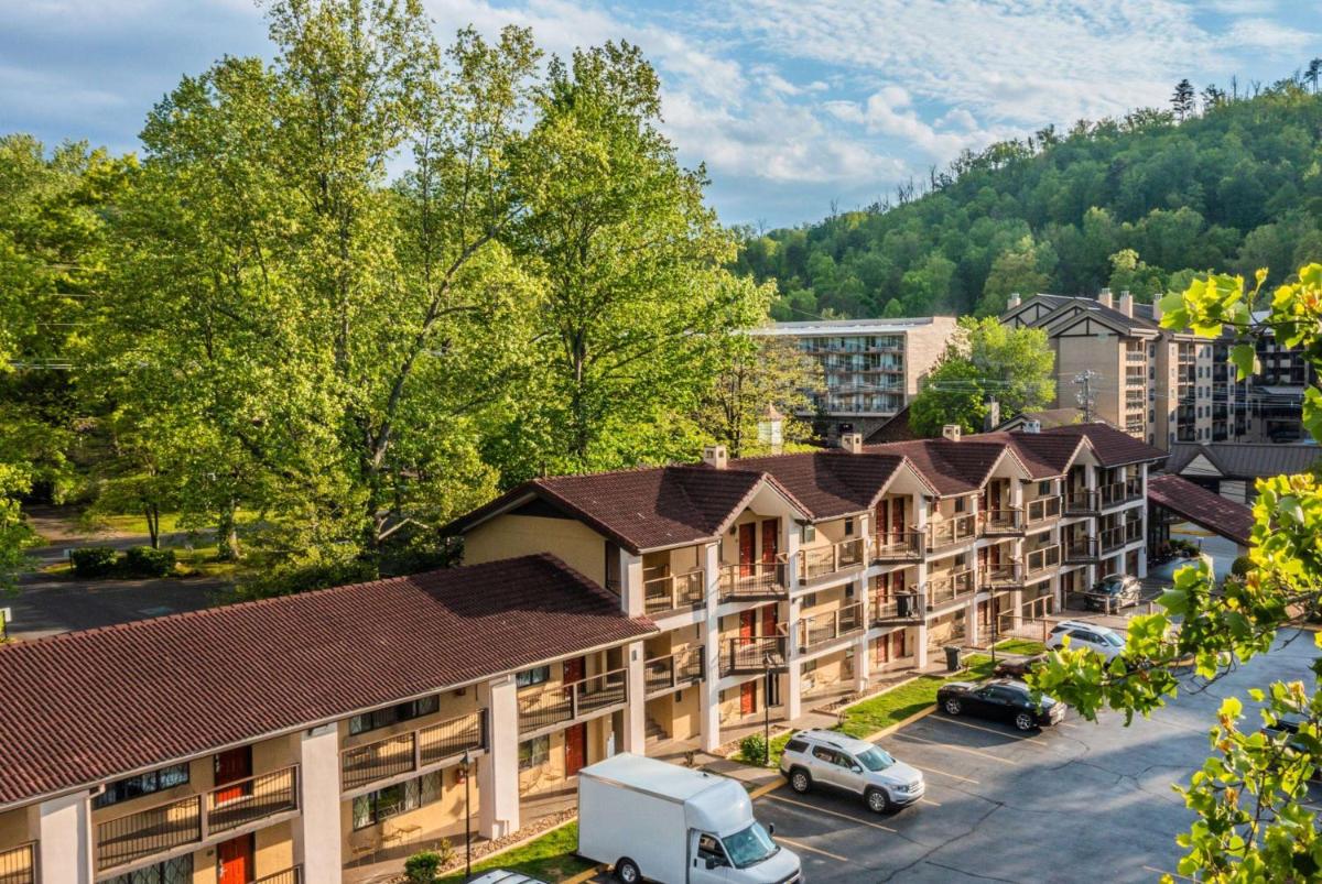 Super 8 by Wyndham Downtown Gatlinburg at Convention Center - image 4