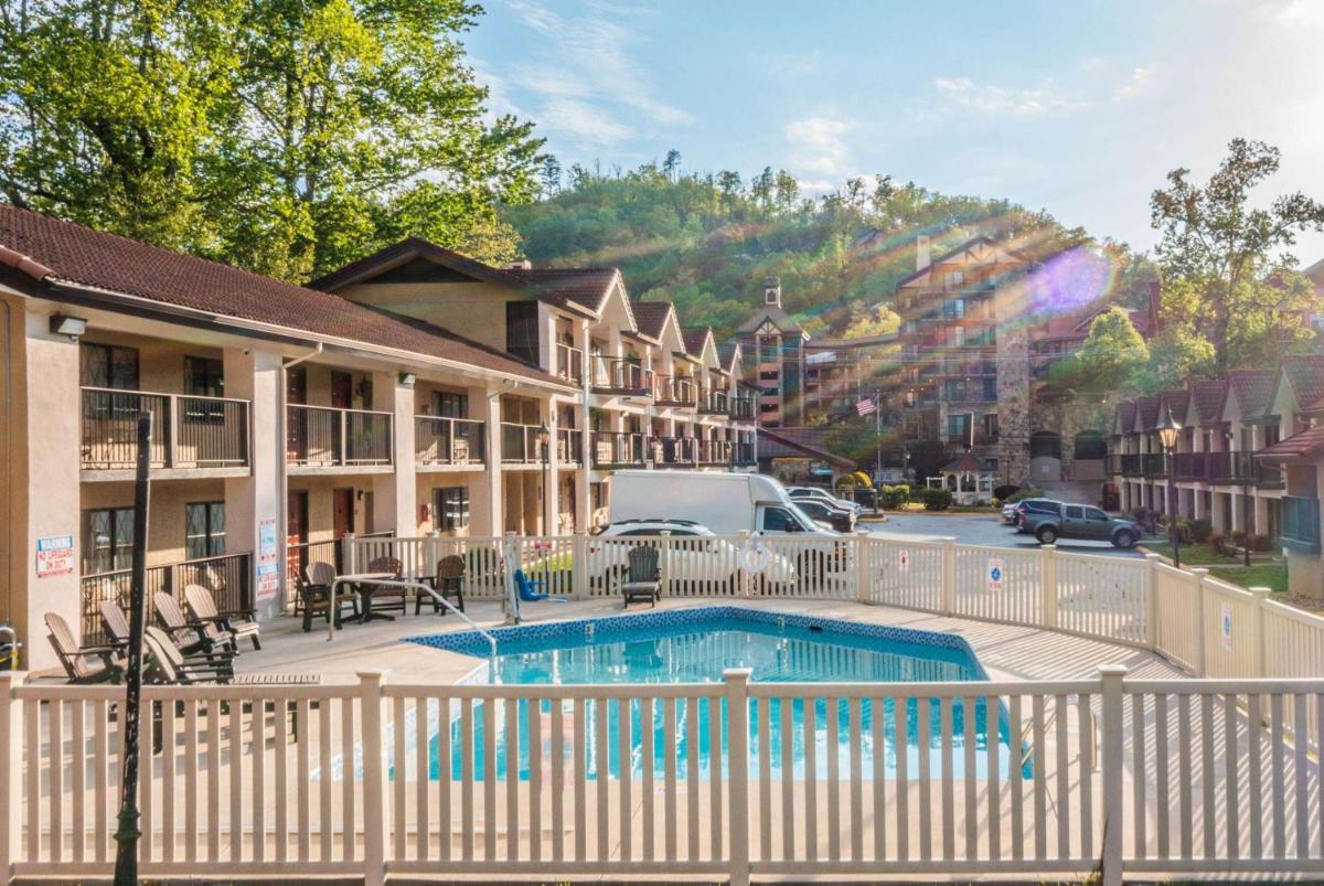 Super 8 by Wyndham Downtown Gatlinburg at Convention Center - image 5