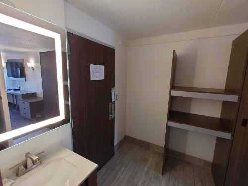 Reagan Resorts Inn - image 12