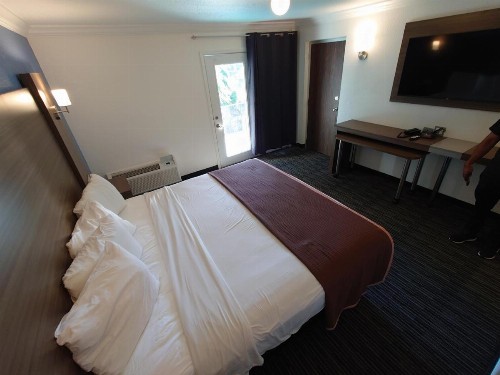 Reagan Resorts Inn - image 4