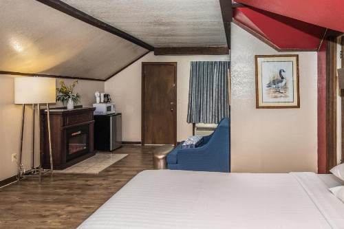 Chalet Inn - image 17