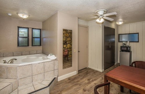 Chalet Inn - image 7