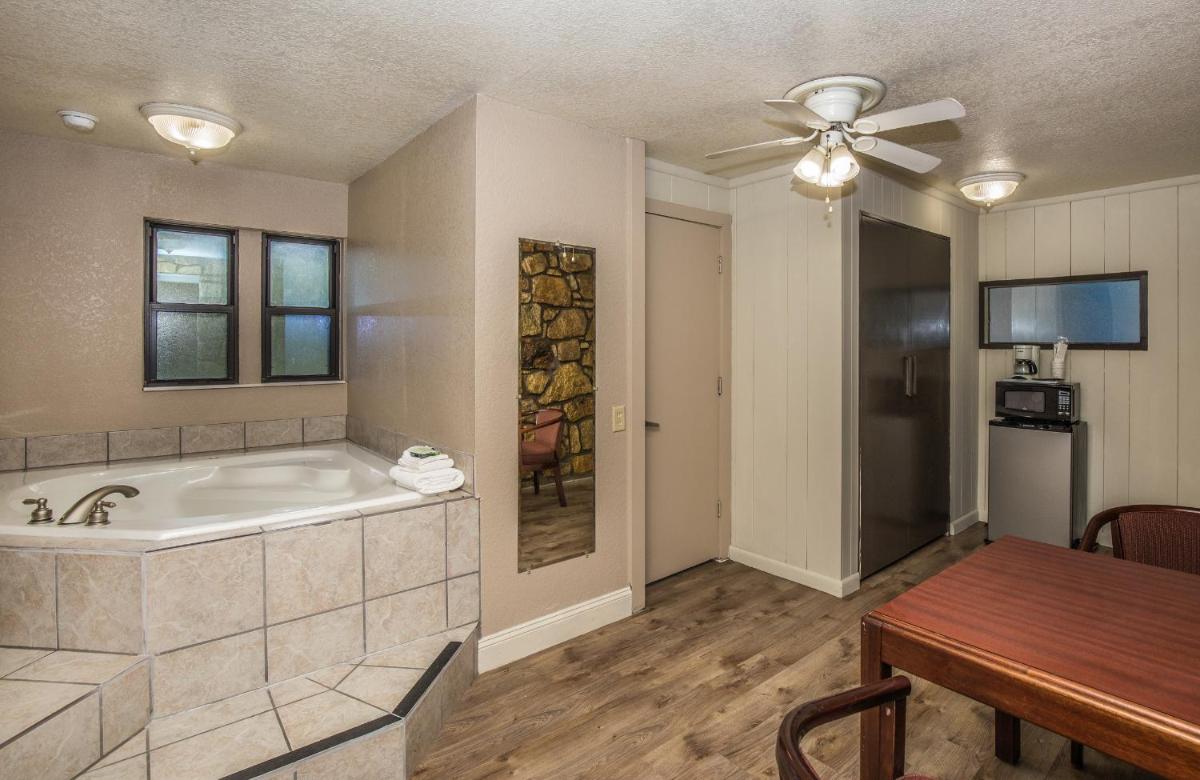 Chalet Inn - image 7