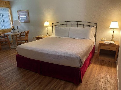 Zoders Inn and Suites - image 10