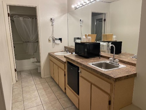 Zoders Inn and Suites - image 12