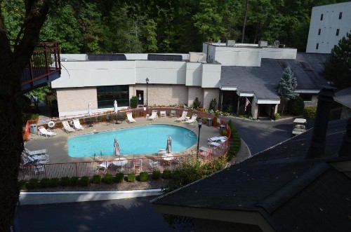 Zoders Inn and Suites - image 17