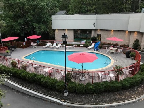 Zoders Inn and Suites - image 18