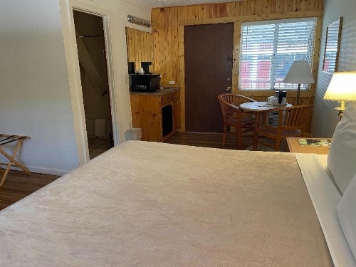 Zoders Inn and Suites - image 19