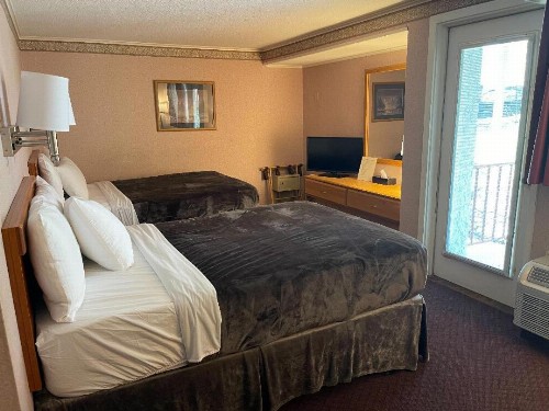 Zoders Inn and Suites - image 21