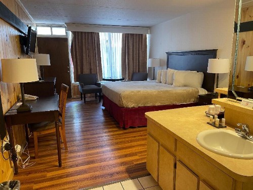 Zoders Inn and Suites - image 23