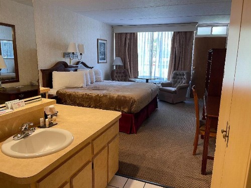 Zoders Inn and Suites - image 35