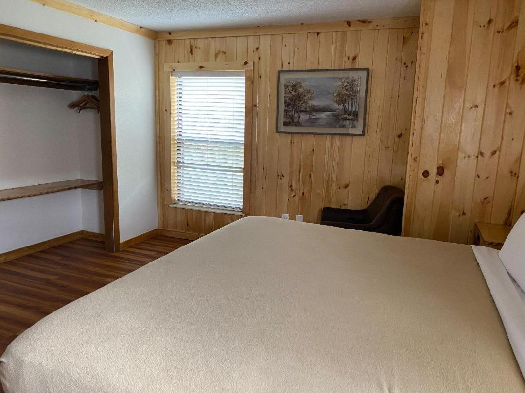 Zoders Inn and Suites - image 4