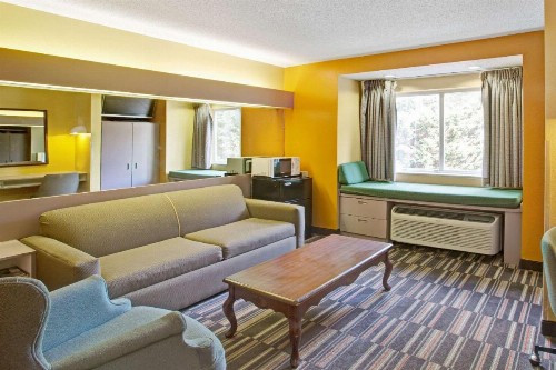 Microtel Inn & Suites by Wyndham Gatlinburg - image 16