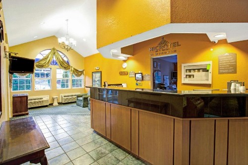 Microtel Inn & Suites by Wyndham Gatlinburg - image 7