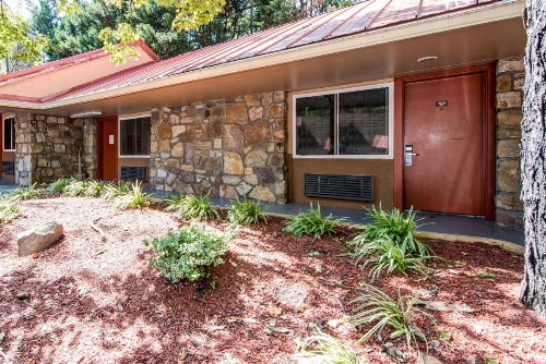 Quality Inn Creekside - Downtown Gatlinburg - image 3