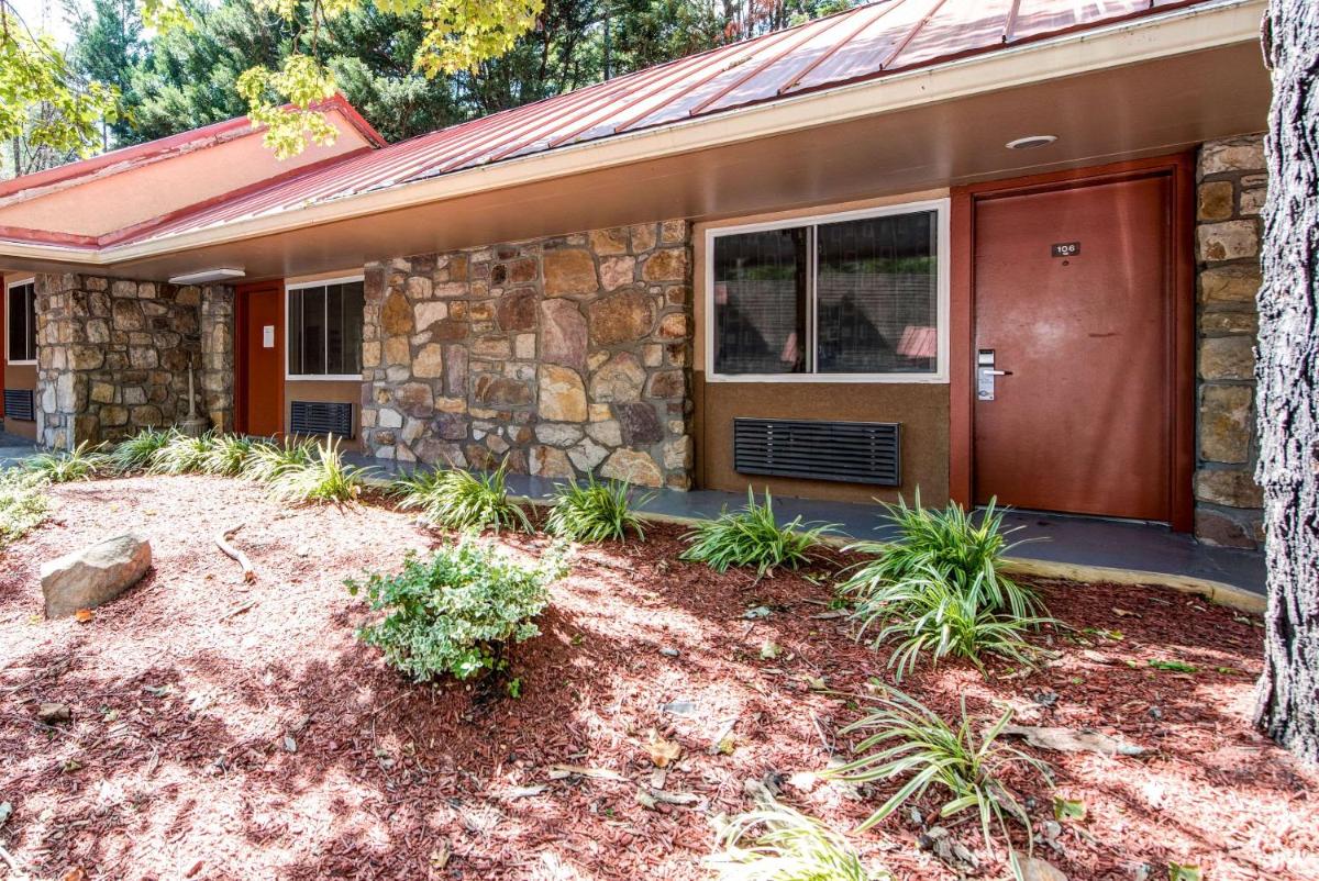 Quality Inn Creekside - Downtown Gatlinburg - image 3