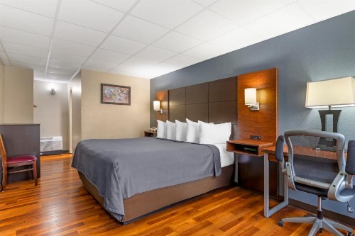 Econo Lodge Inn & Suites at the Convention Center - image 11