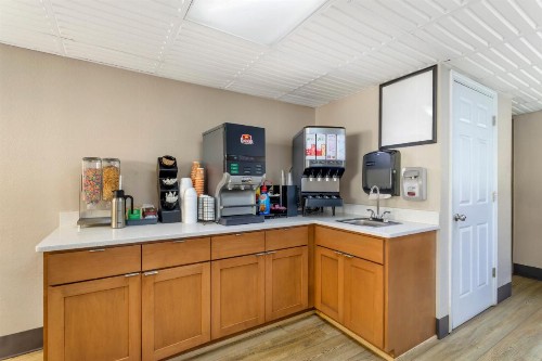 Econo Lodge Inn & Suites at the Convention Center - image 12
