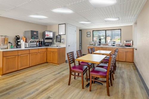 Econo Lodge Inn & Suites at the Convention Center - image 17