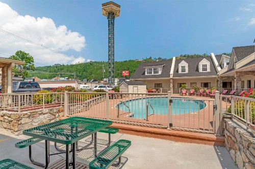 Econo Lodge Inn & Suites at the Convention Center - image 18