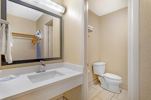 Econo Lodge Inn & Suites at the Convention Center - image 20