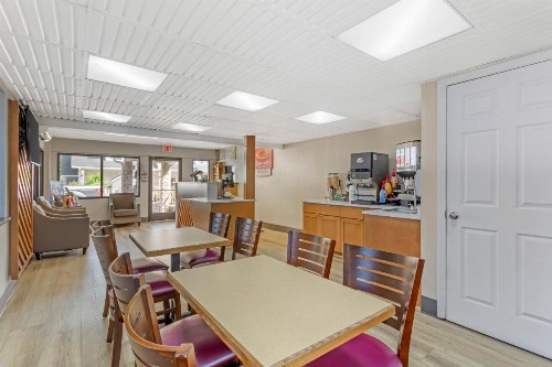 Econo Lodge Inn & Suites at the Convention Center - image 21